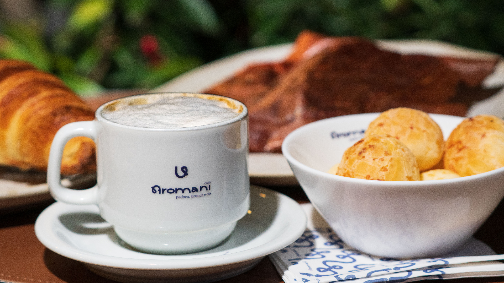 Café e pão de queijo