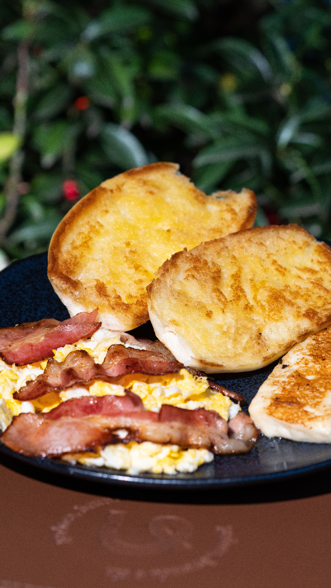 Toast com bacon e ovos